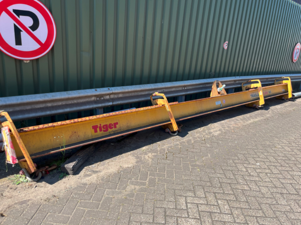 Adjustable spreader beam